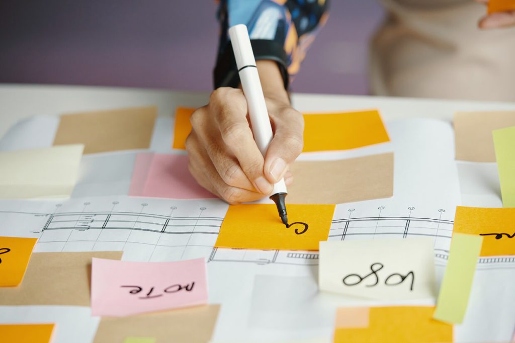 Hand writing with a marker on a post-it