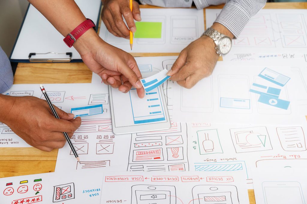 Hands holding a postit note around a table
